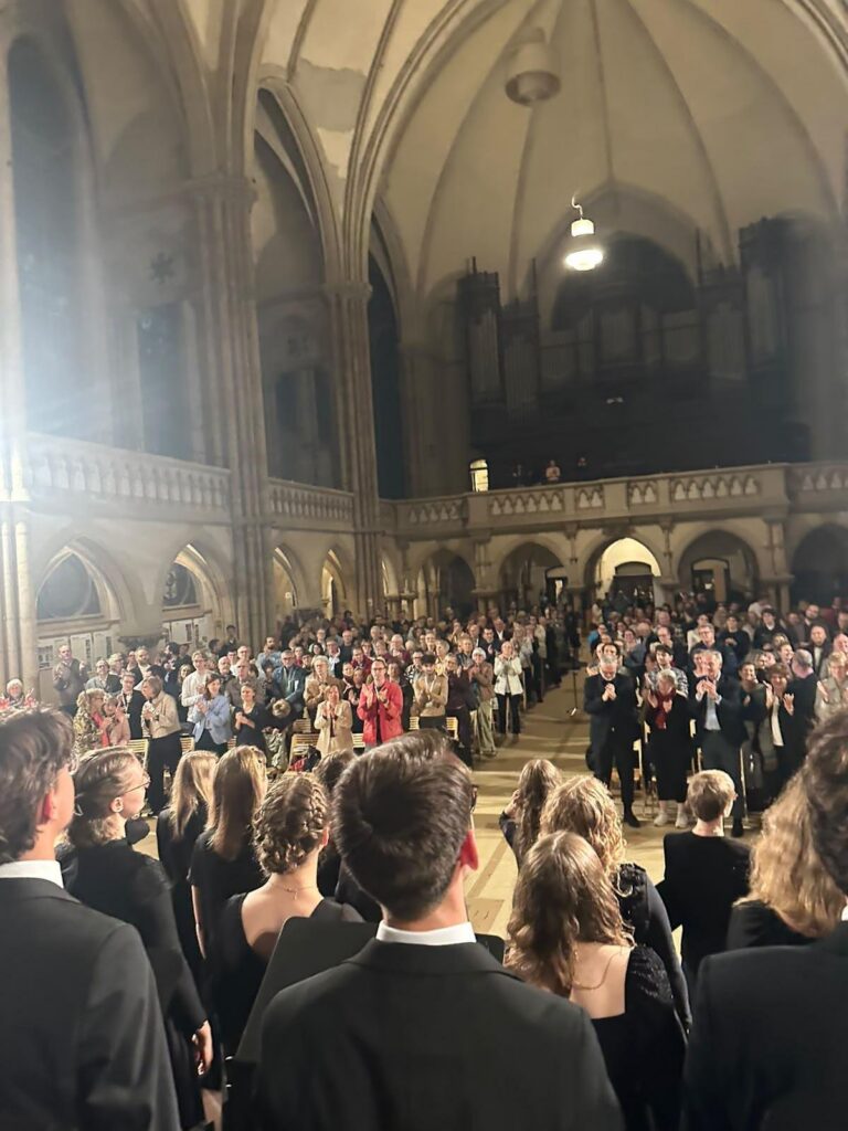 Das Publikum applaudiert stehend nach dem Konzert