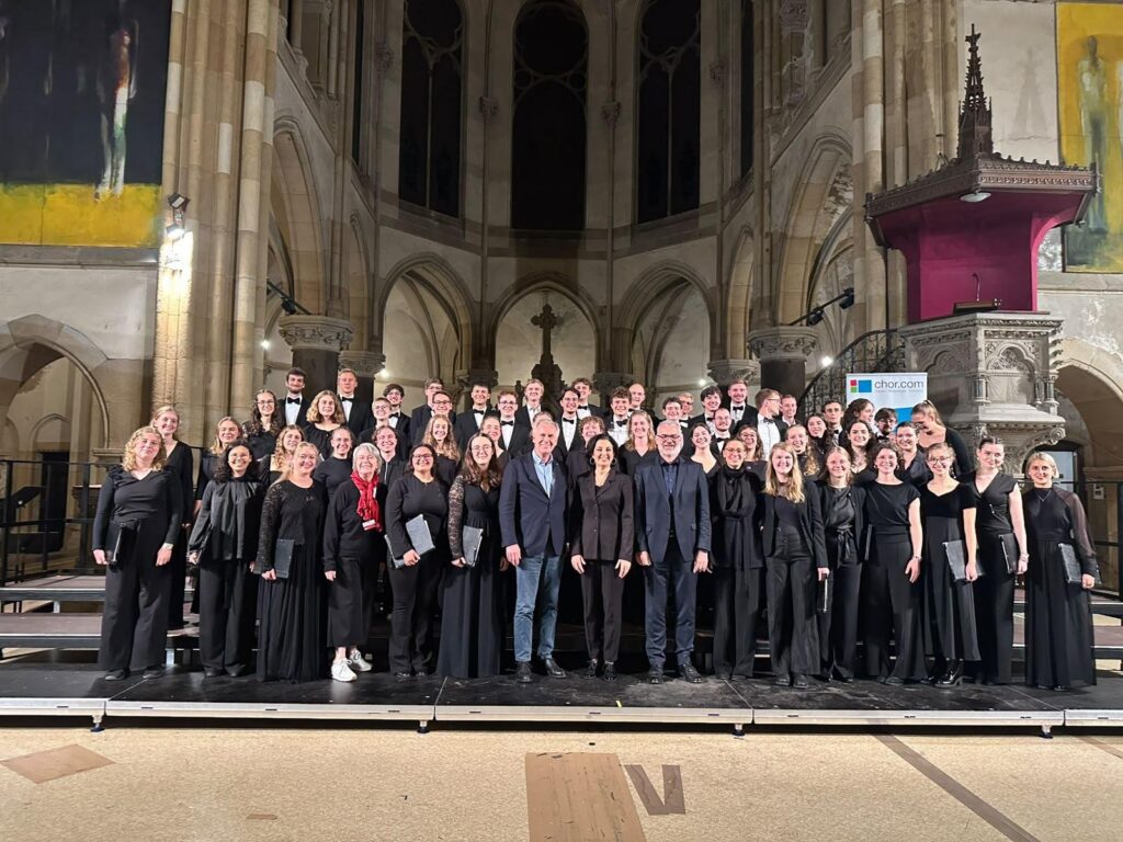 Gruppenfoto des Landesjugendchors in der Peterskirche Leipzig
